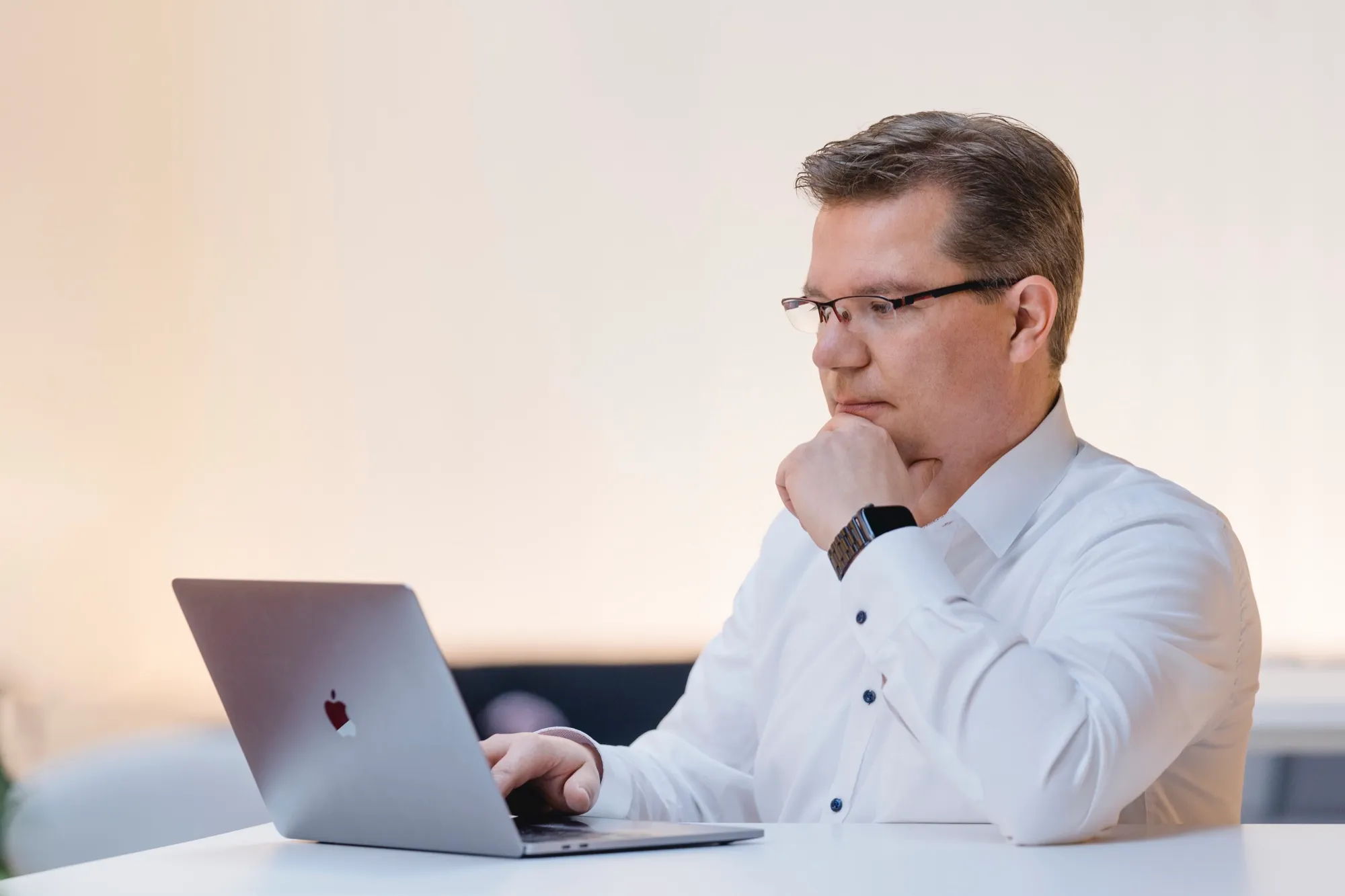 Stefan Ponitz am Schreibtisch bei der Arbeit